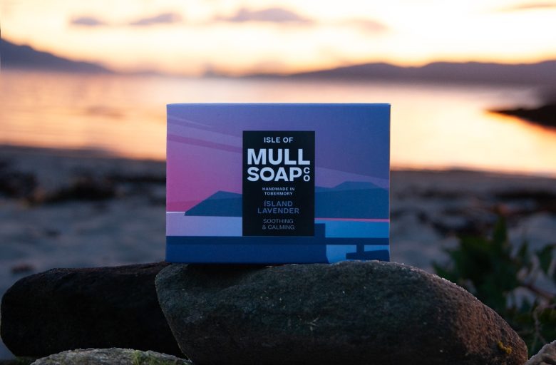 Мыло на камне на фоне заката у моря Isle Of Mull Soap