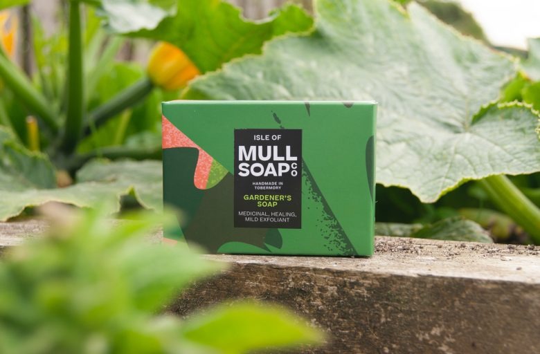 Мыло на природе среди листьев в саду Isle Of Mull Soap