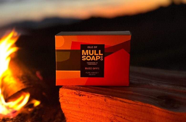 Мыло у костра на деревянной поверхности Isle Of Mull Soap