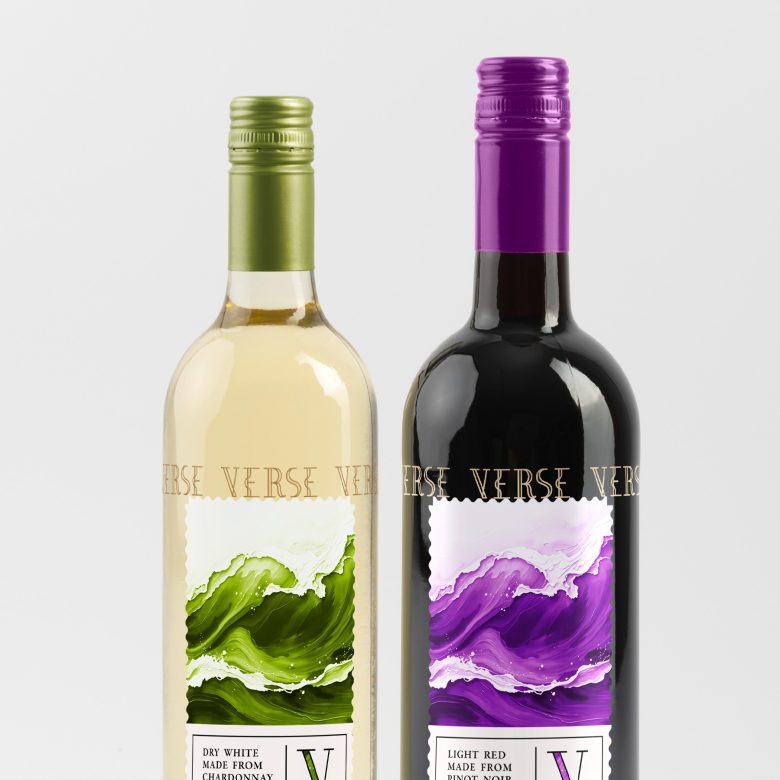 Две бутылки красного вина с фиолетовыми этикетками крупный план Verse Wine