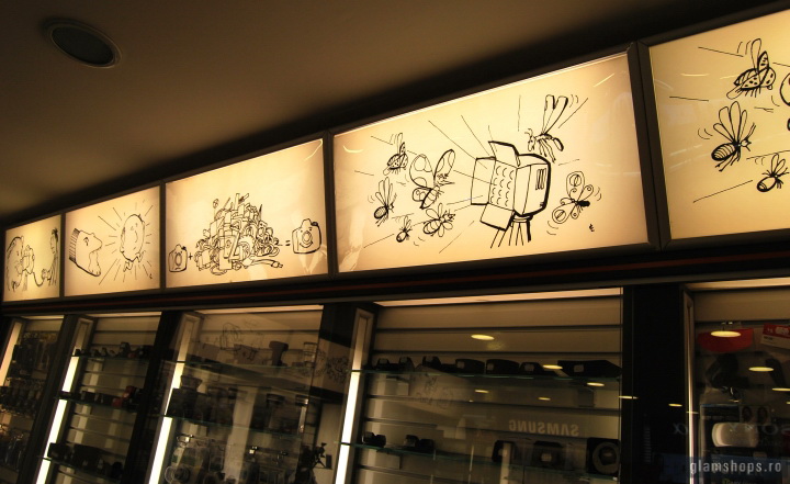 Креативная реклама над витриной в универмаге фотооборудования F64 в Бухаресте