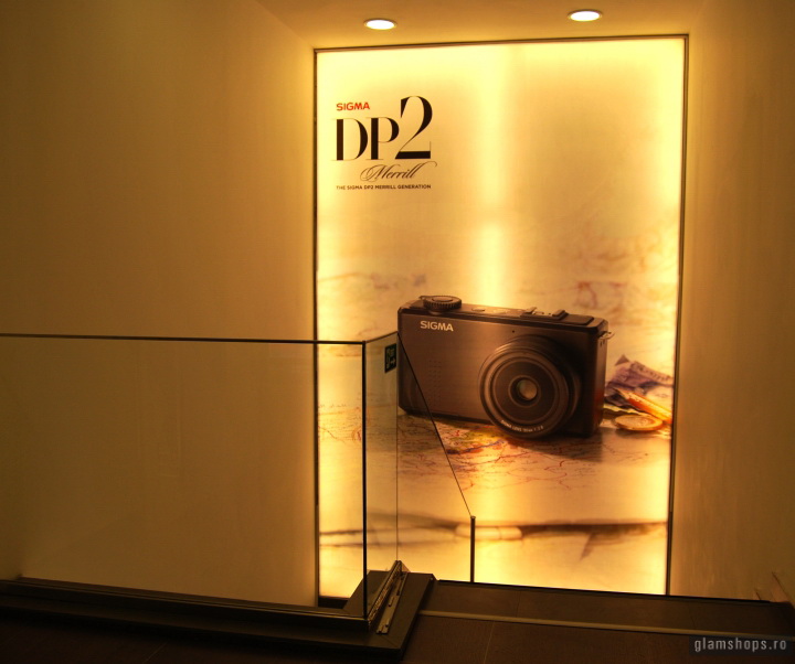 Реклама фотоапарата Sigma в универмаге фотооборудования F64 в Бухаресте