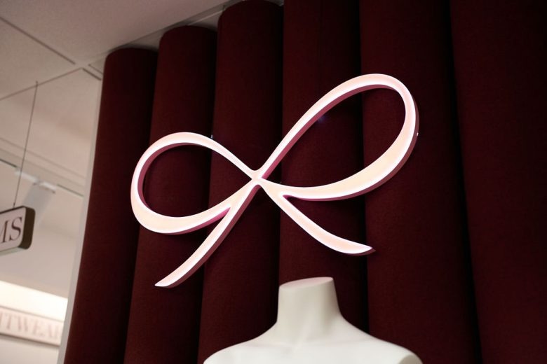 Неоновый логотип на фоне текстильной стены Hunkemöller new retail concept