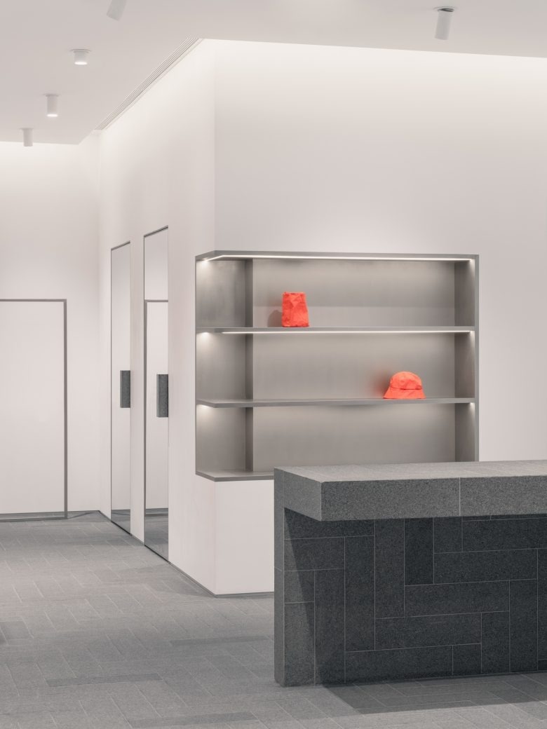 Ниша с полками и акцентными аксессуарами A SURNAME store