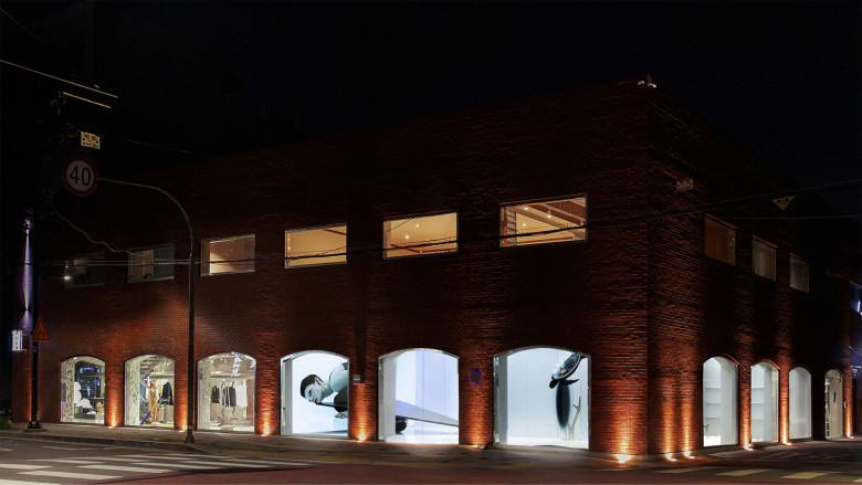 Ночной фасад магазина с подсветкой витрин ADERERROR store