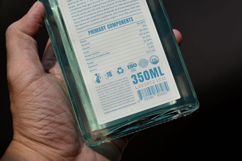 Обратная этикетка и объем бутылки крупный план Graper Wine design