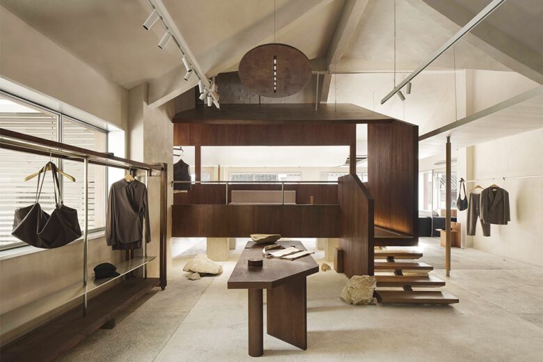 Общий вид бутика с центральной деревянной конструкцией Moment Boutique Store