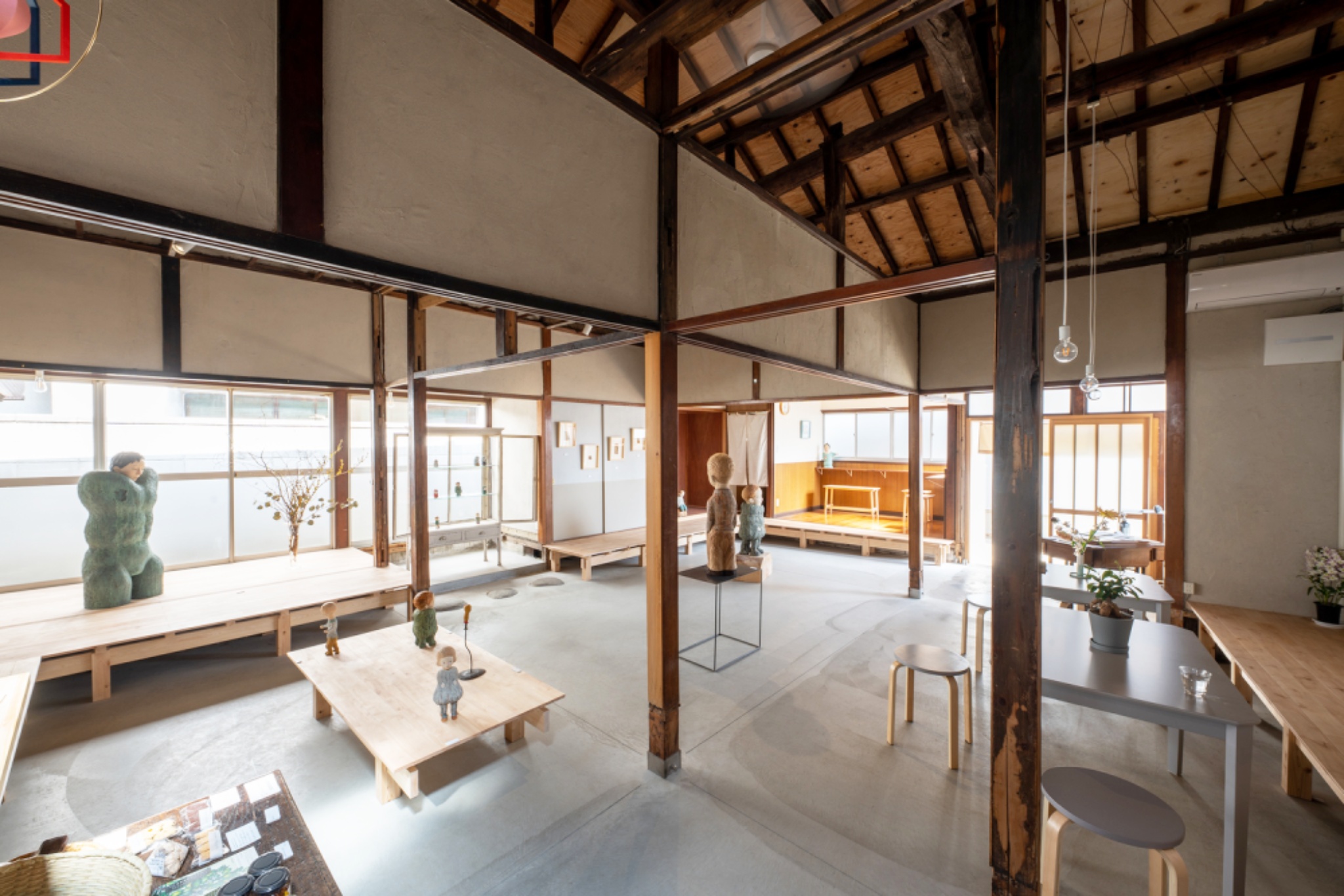 Общий вид интерьера галереи с экспозицией Gallery Katachi