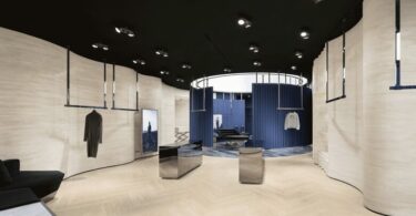 Общий вид интерьера с деревянными стенами и синими перегородками MITHRIDATE store