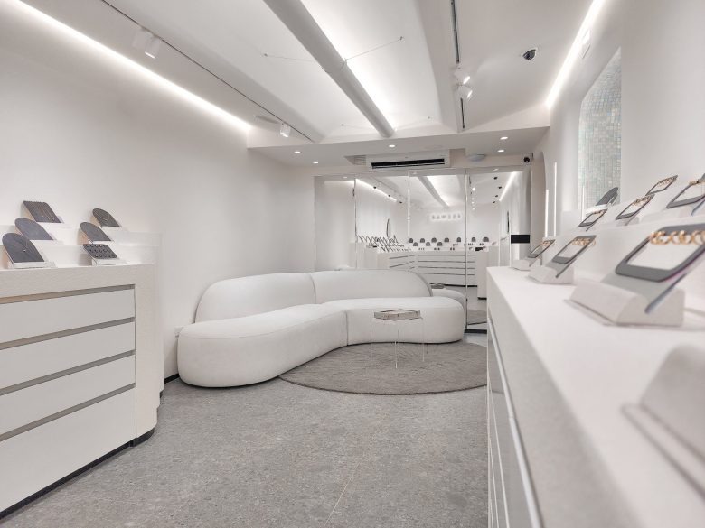 Общий вид интерьера с диваном и витринами AREMAR jewelry Showroom