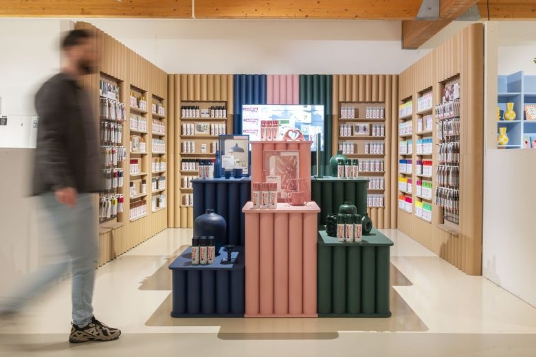 Общий вид магазина с подиумами Edding Transforming the everyday with Edding