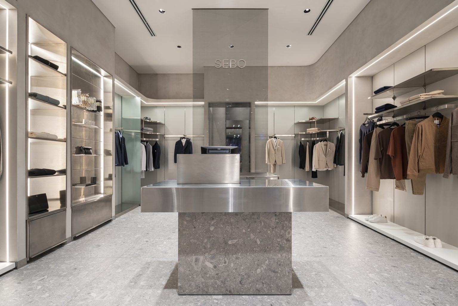 Общий вид магазина с центральной стойкой SEBO – Minimalism Meets Technology