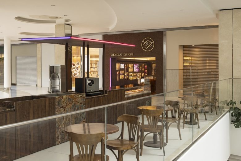 Общий вид магазина с зоной кафе Chocolat Du Jour