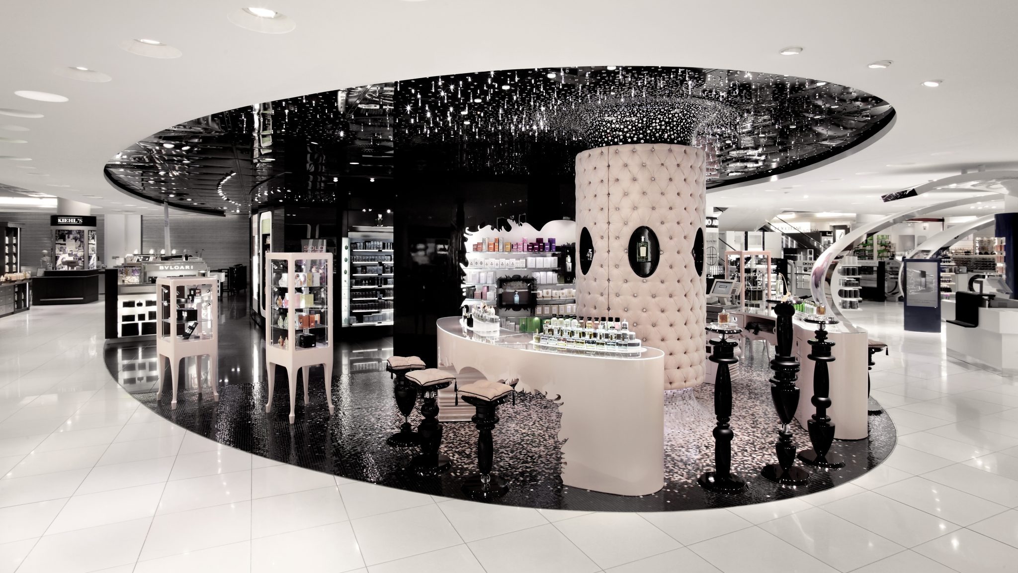 Общий вид парфюмерного пространства The story of scents