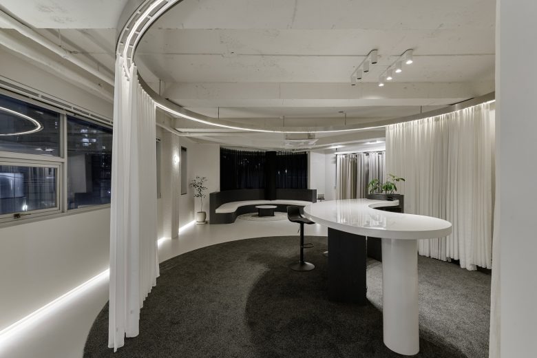 Общий вид пространства с плавными линиями и освещением Self Maker Showroom