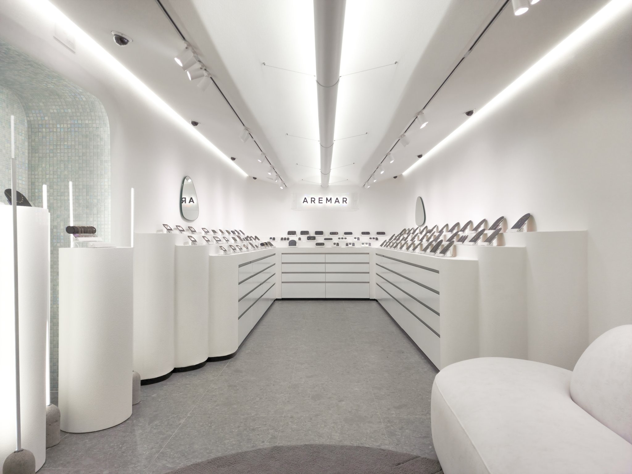 Общий вид пространства шоурума с центральной перспективой AREMAR jewelry Showroom