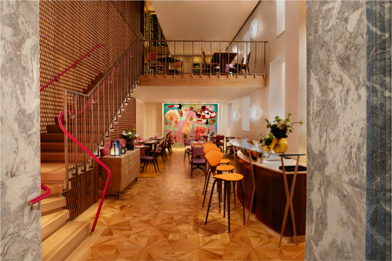 Общий вид ресторана с баром Louis Vuitton store