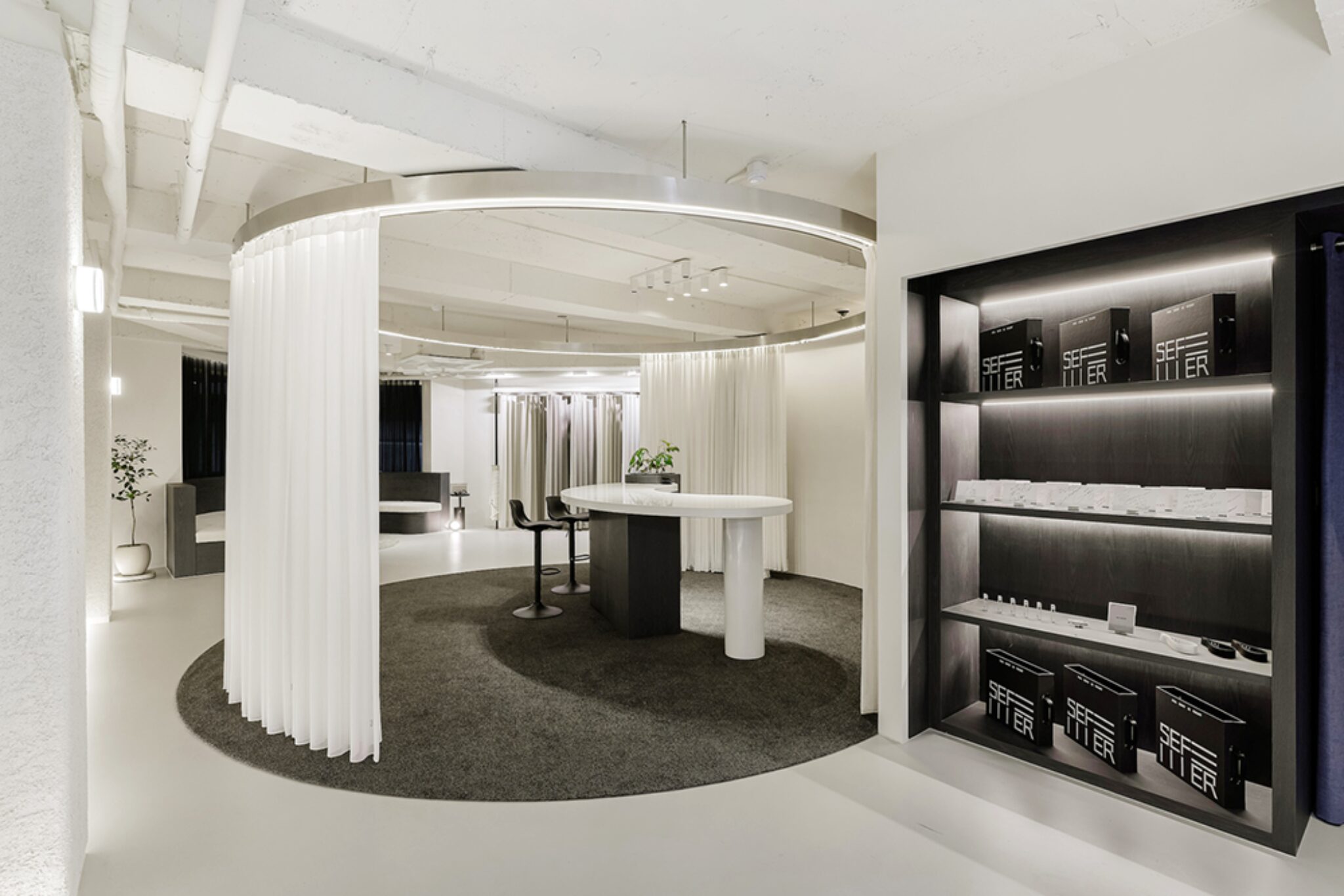 Общий вид шоурума с центральной зоной и витриной Self Maker Showroom