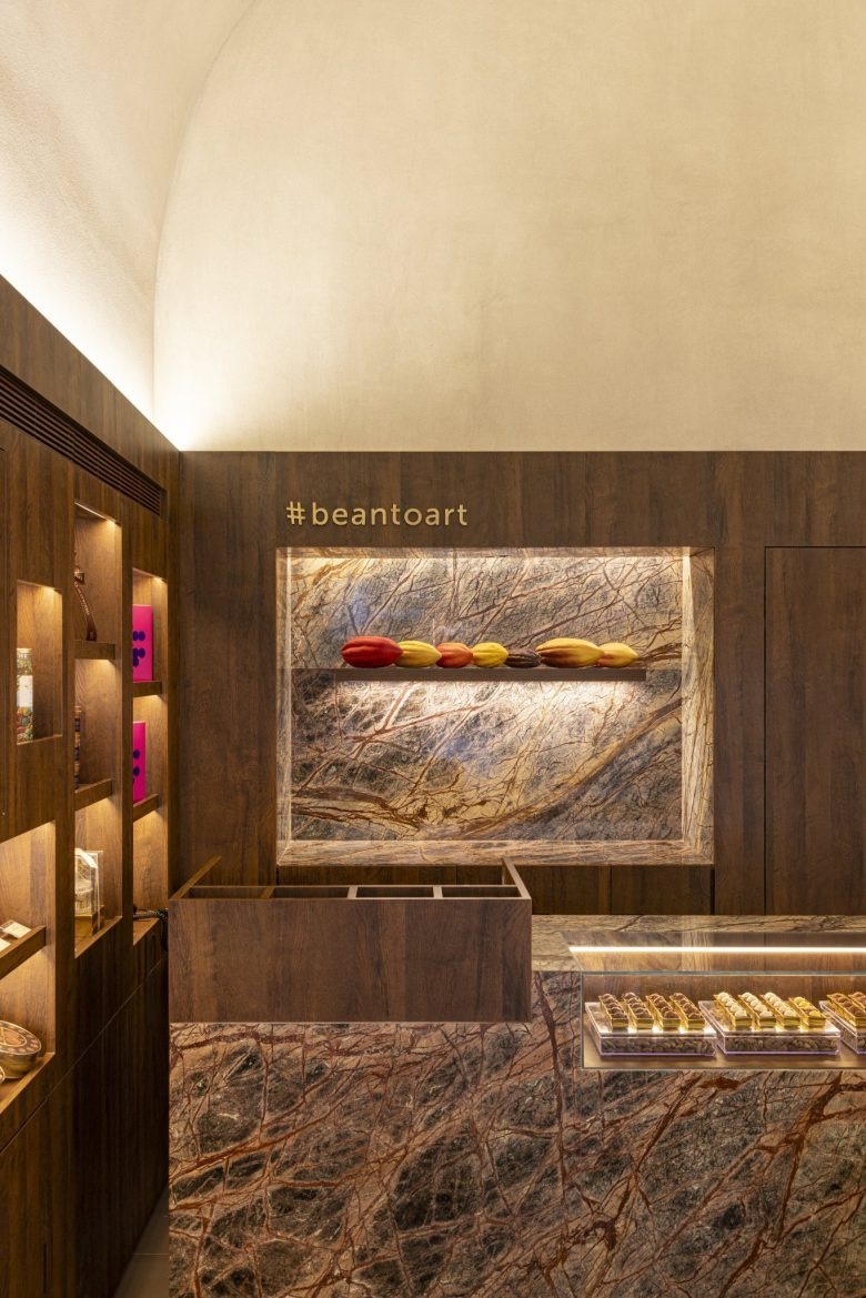 Общий вид стены с какао-бобами и прилавком Chocolat Du Jour