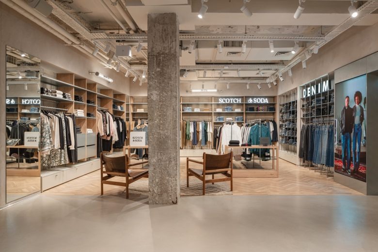 Общий вид торгового зала с брендами одежды Story Eilat store