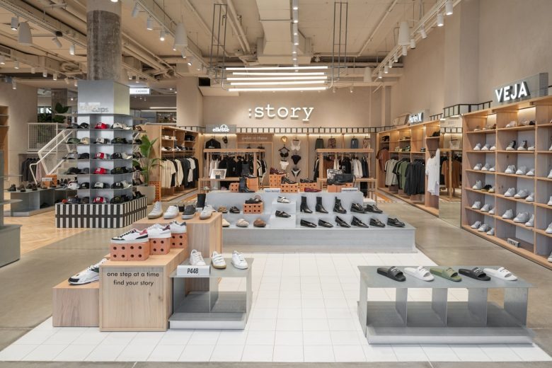 Общий вид торгового зала с обувью и одеждой Story Eilat store