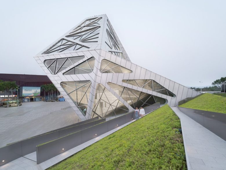 Общий вид здания с наклонной архитектурой DJI flagship store