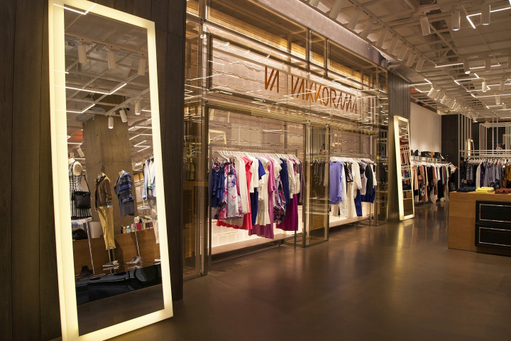 Оформление витрины бутика женской одежды бренда Vakkorama в Стамбуле