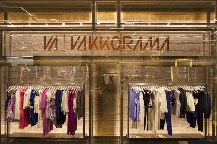 Оформление витрины бутика женской одежды бренда Vakkorama в Стамбуле