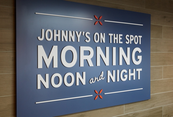 Логотип магазина у бензоколонки Johnny’s Markets в Мичигане