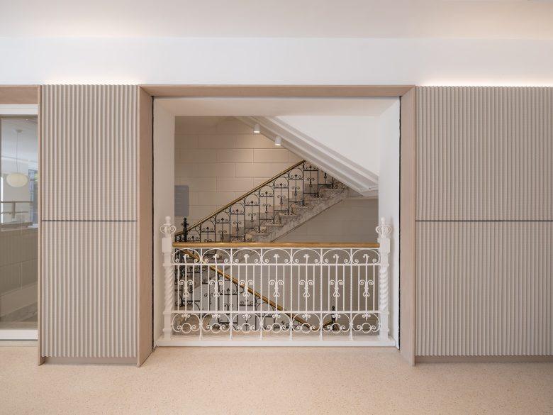 Окно со лестницей NIO House Amsterdam