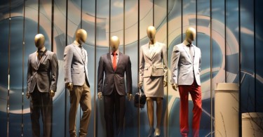 Оформление витрины брендового магазина модной одежды Hugo Boss