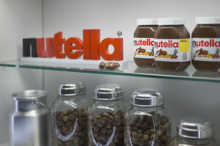 Витрина с шоколадной пастой киоска Nutella в Сан-Паулу
