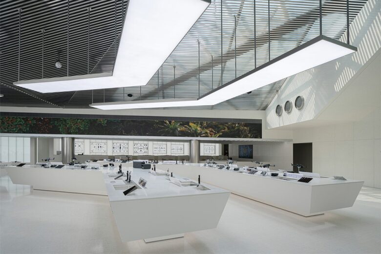 Основной зал с демонстрацией дронов DJI flagship store