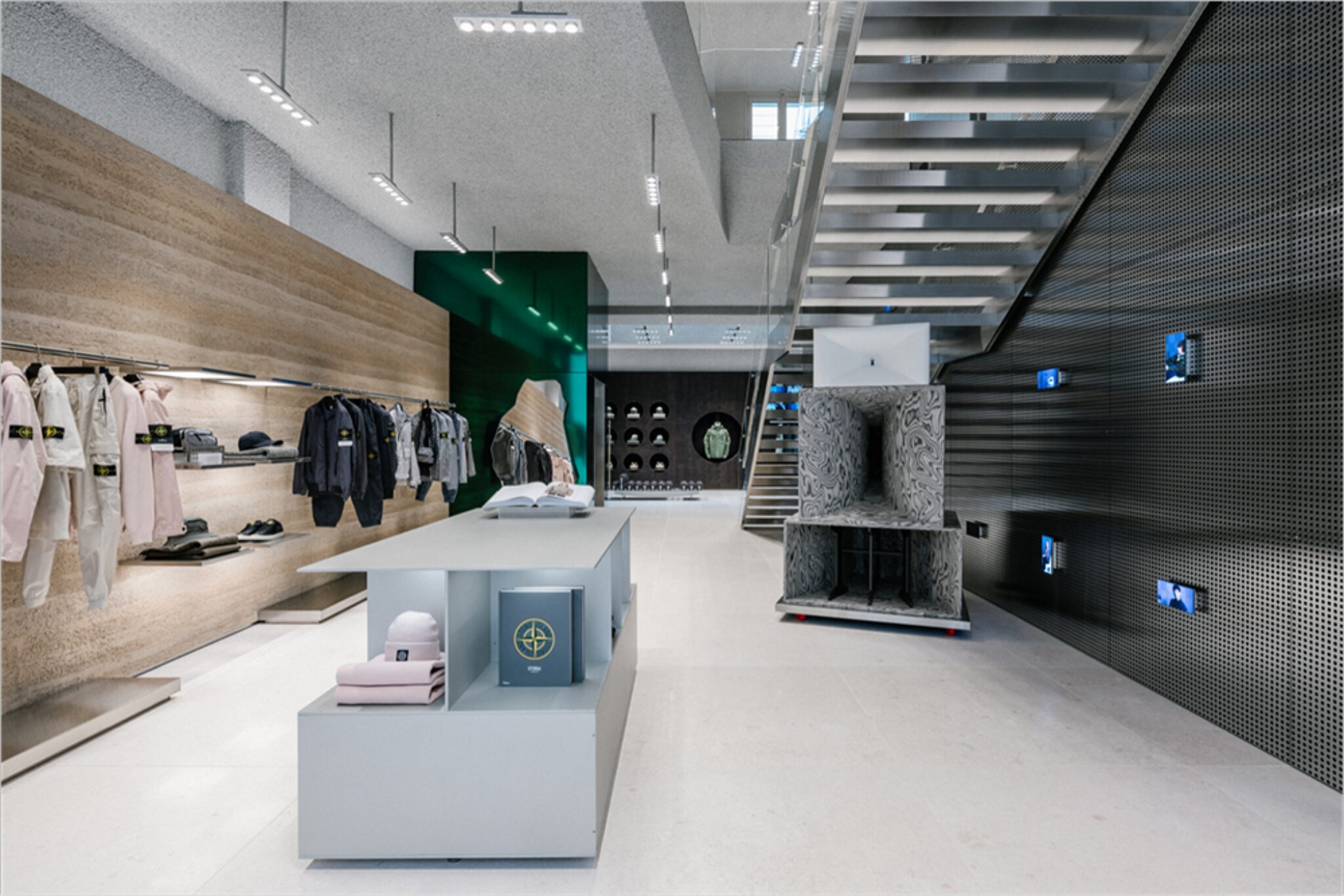 Основной зал с экспозицией и островом Stone Island store
