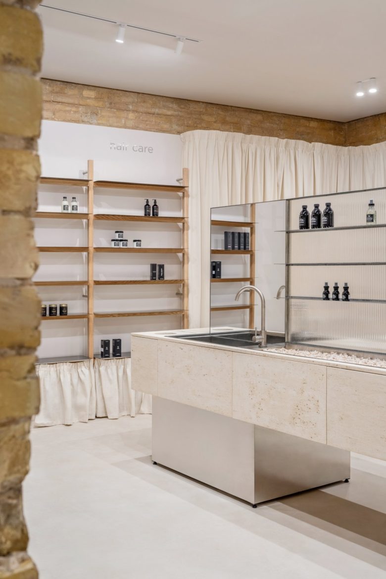 Остров с мойкой в шоуруме PLEKA Professional Cosmetics Showroom