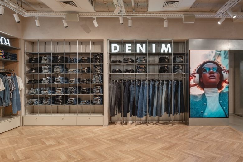 Отдел денима с настенными стойками и экраном Story Eilat store
