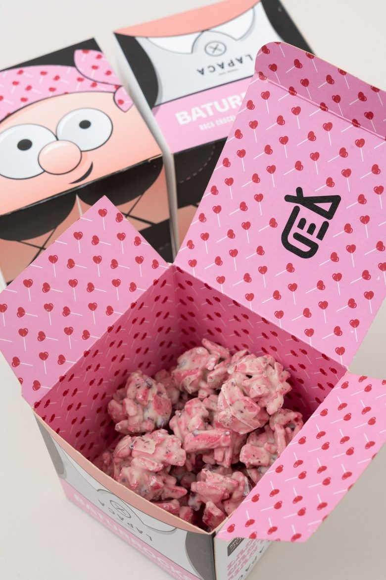 Открытая коробка с розовыми сладостями внутри LAPACA Baturrocks