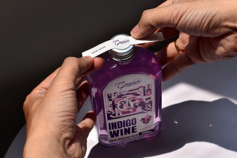 Открытие защитной пломбы на бутылке вина Graper Wine design