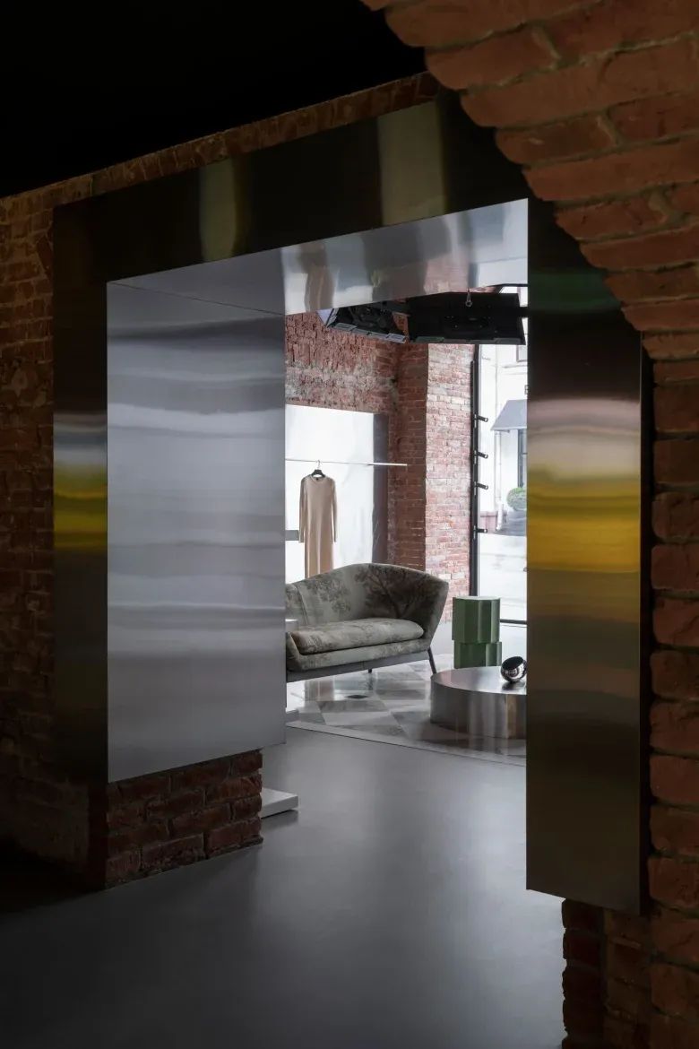 Отражение интерьера в металлической конструкции NUDE STORY store