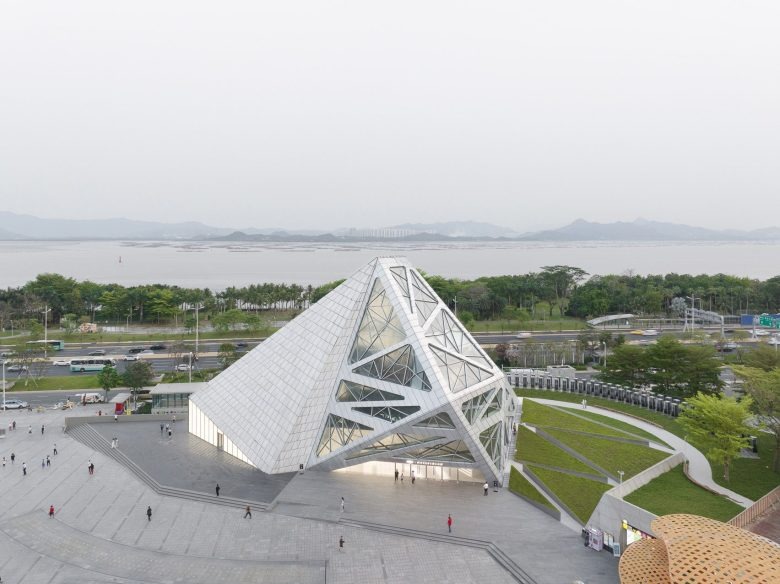 Панорамный вид здания у набережной DJI flagship store