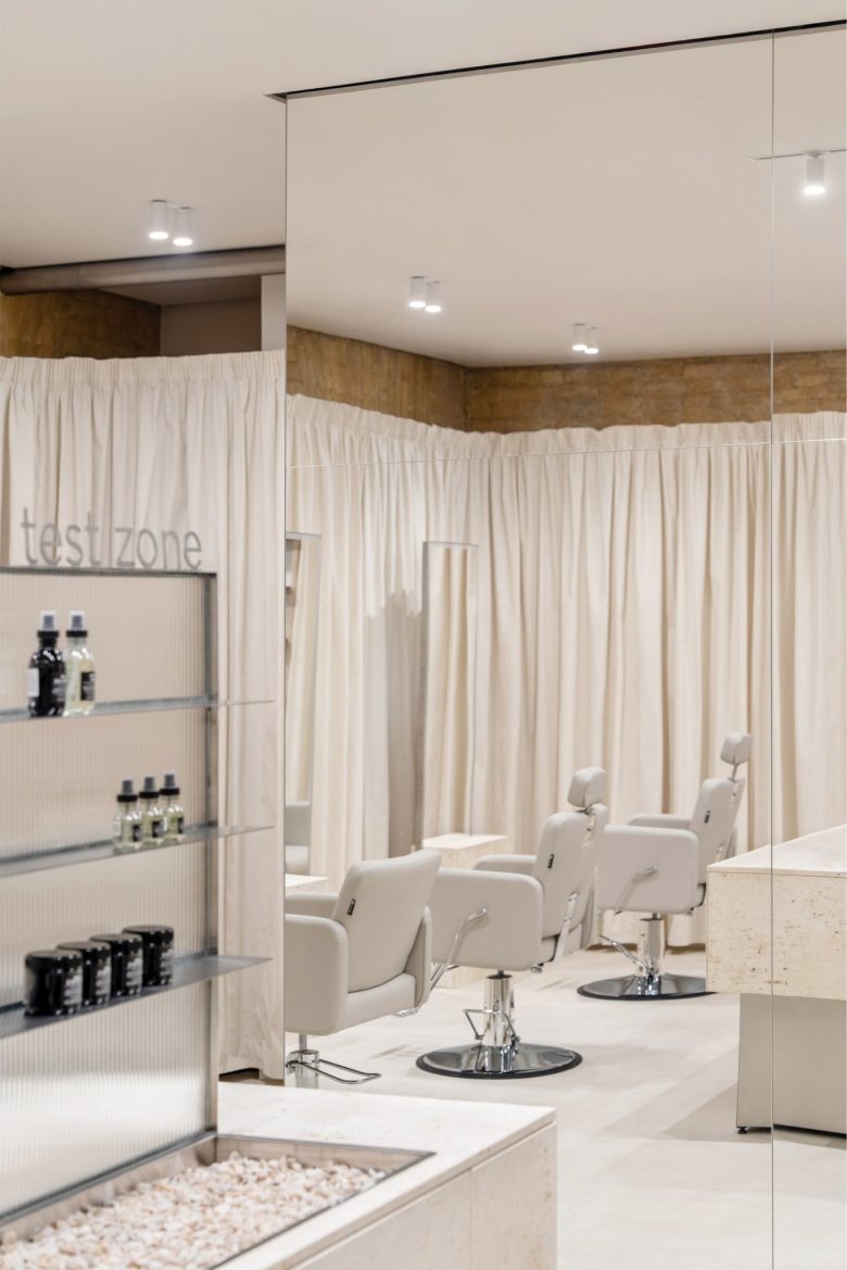 Парикмахерские кресла в тестовой зоне PLEKA Professional Cosmetics Showroom