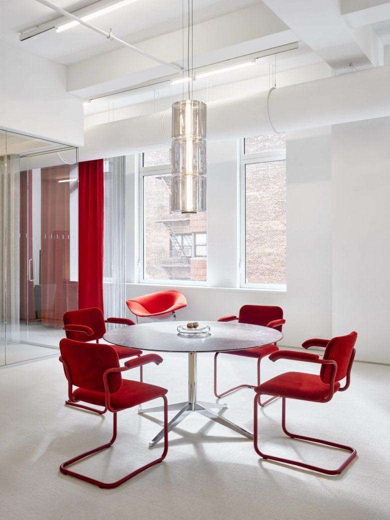 Переговорный стол с красными стульями Knoll flagship showroom