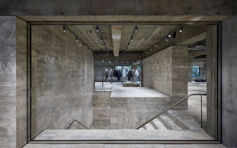 Переходы и лестницы внутри бетонного интерьера магазина Jil Sander flagship store