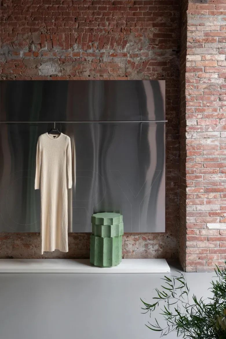 Платье на стенде на фоне кирпичной стены NUDE STORY store