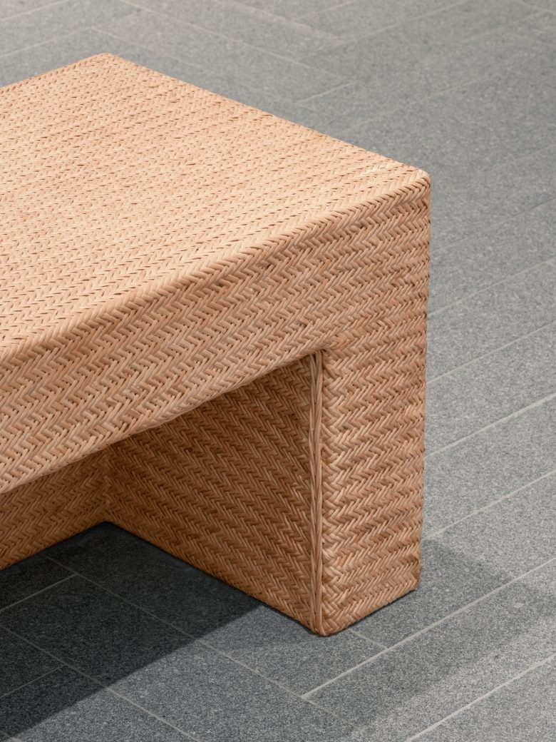 Плетёная скамья в интерьере магазина A SURNAME store