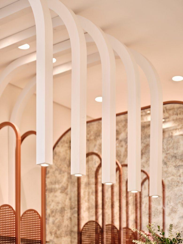 Подвесные светильники в интерьере магазина Aila Lifestyle