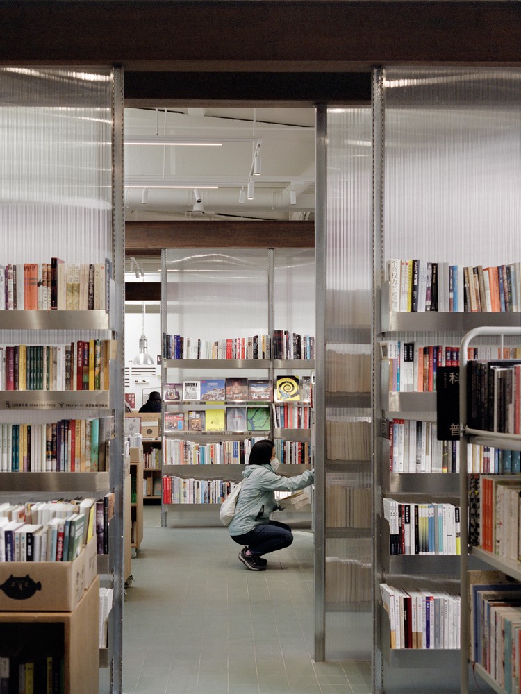 Покупатель среди книжных стеллажей