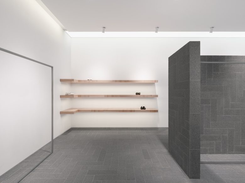 Полки на стене в минималистичном интерьере A SURNAME store