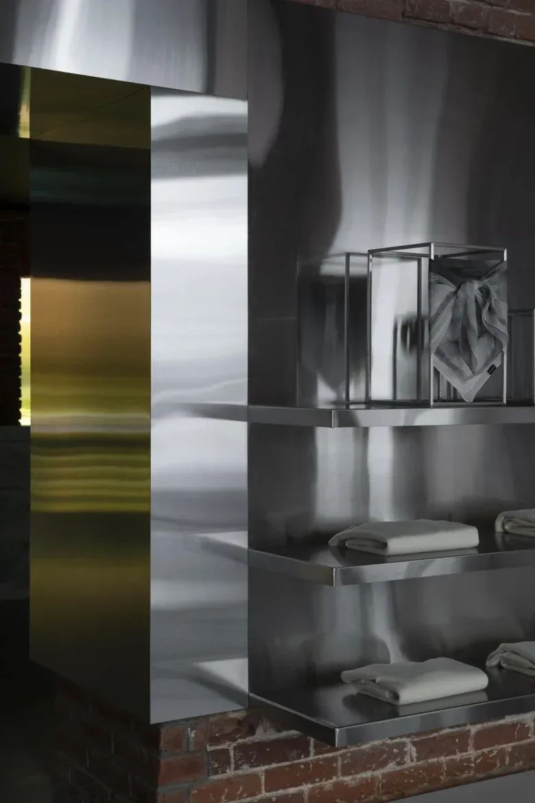 Полки с аксессуарами и текстилем крупным планом NUDE STORY store