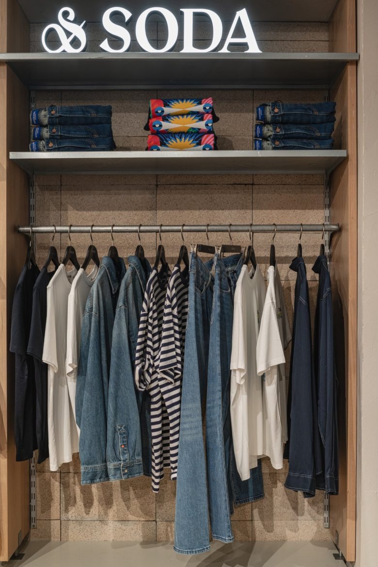 Полки с джинсами и одеждой бренда Scotch & Soda Story Eilat store